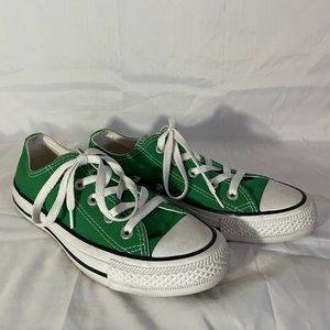 Green Lowtop Converse size 6W 4M